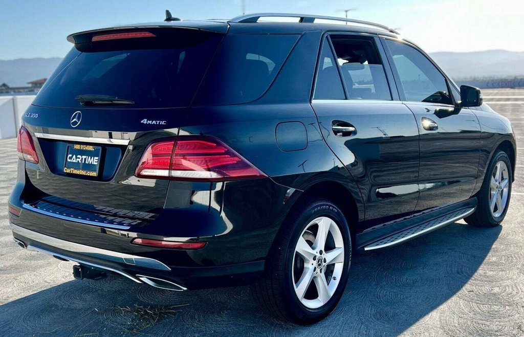 Mercedes-Benz GLE Vehicle Full-screen Gallery Image 13