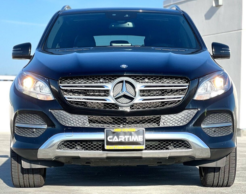 Mercedes-Benz GLE Vehicle Full-screen Gallery Image 15