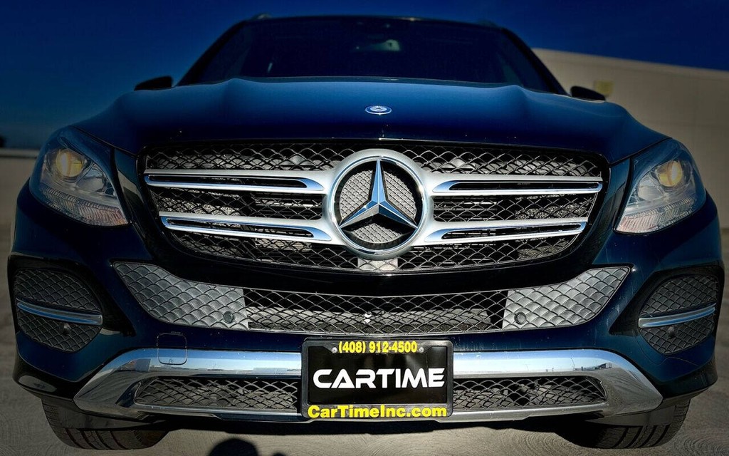 Mercedes-Benz GLE Vehicle Full-screen Gallery Image 16