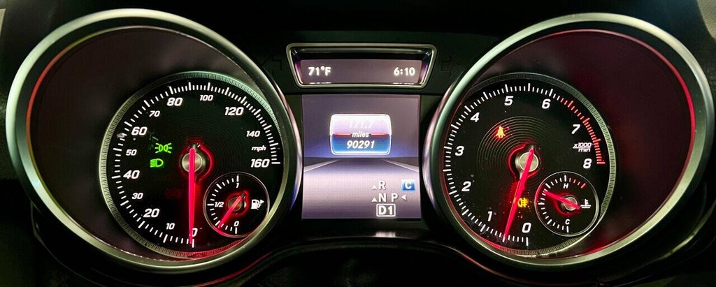 Mercedes-Benz GLE Vehicle Full-screen Gallery Image 20