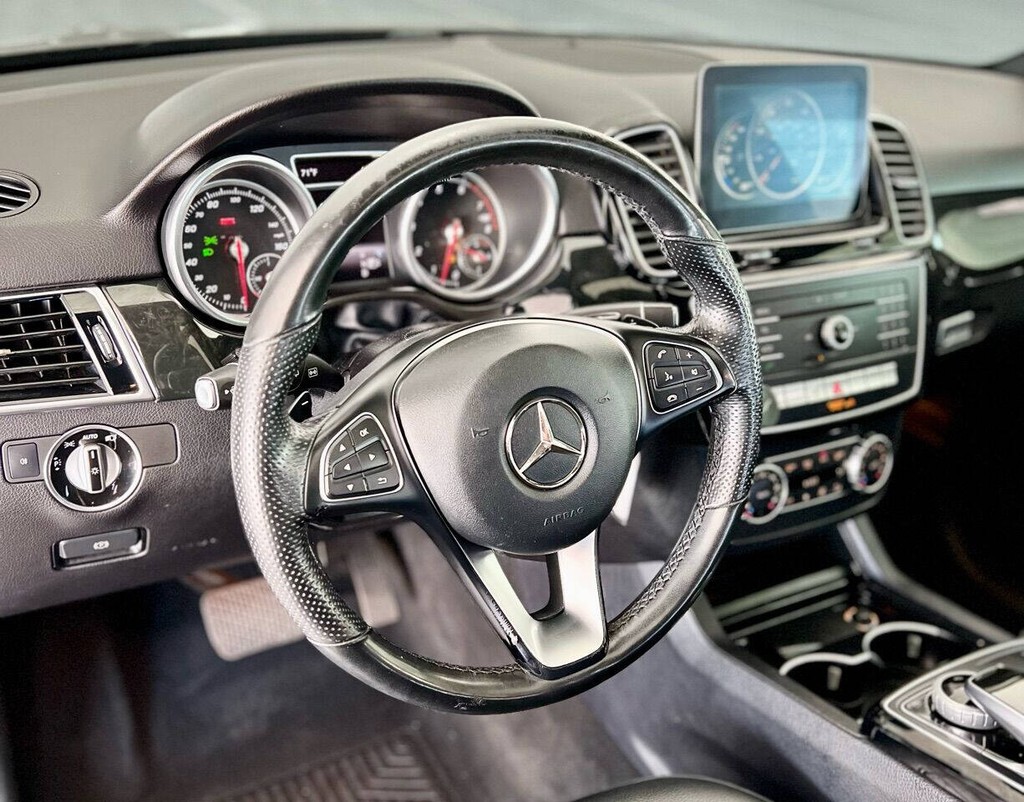 Mercedes-Benz GLE Vehicle Full-screen Gallery Image 33