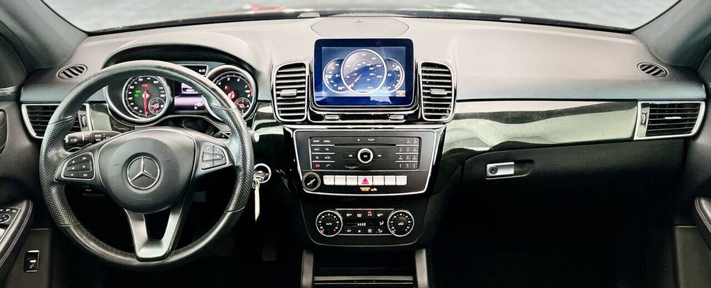 Mercedes-Benz GLE Vehicle Full-screen Gallery Image 39