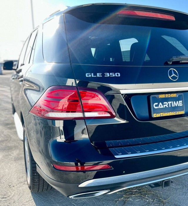 Mercedes-Benz GLE Vehicle Full-screen Gallery Image 10