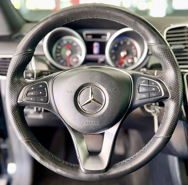 Mercedes-Benz GLE Vehicle Full-screen Gallery Image 17