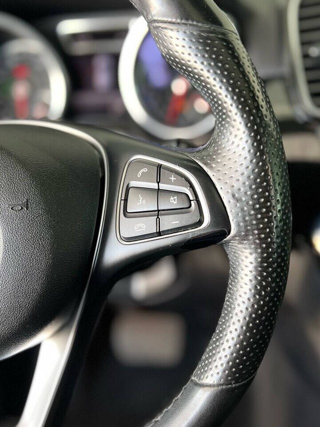 Mercedes-Benz GLE Vehicle Full-screen Gallery Image 19