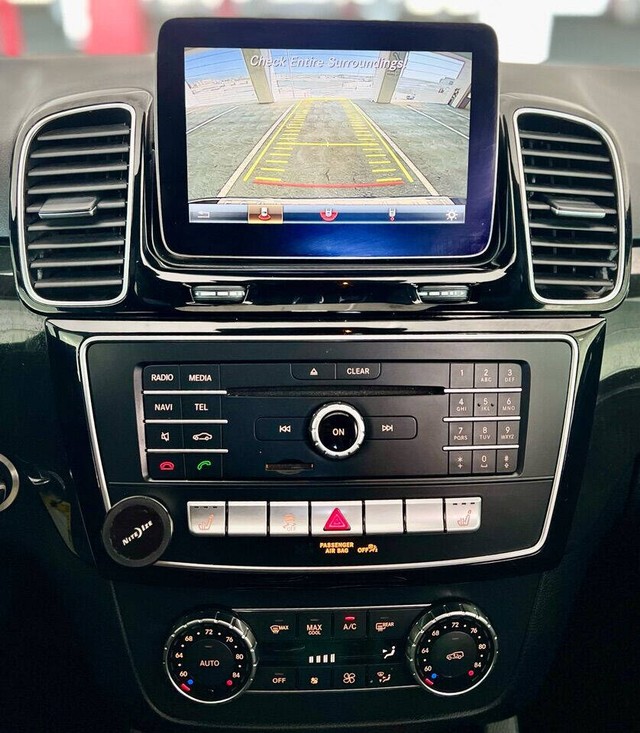 Mercedes-Benz GLE Vehicle Full-screen Gallery Image 21