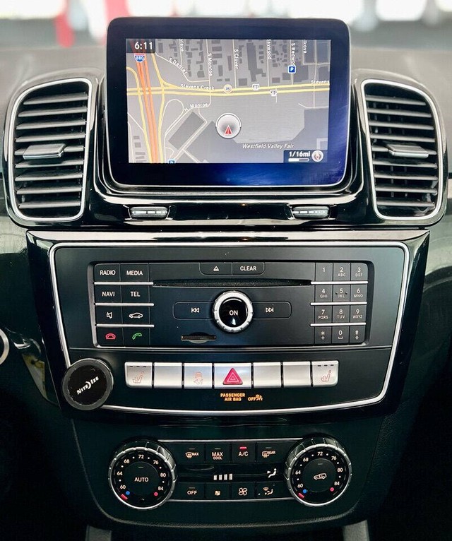 Mercedes-Benz GLE Vehicle Full-screen Gallery Image 22