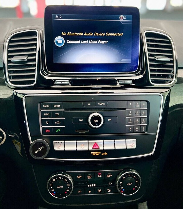 Mercedes-Benz GLE Vehicle Full-screen Gallery Image 23