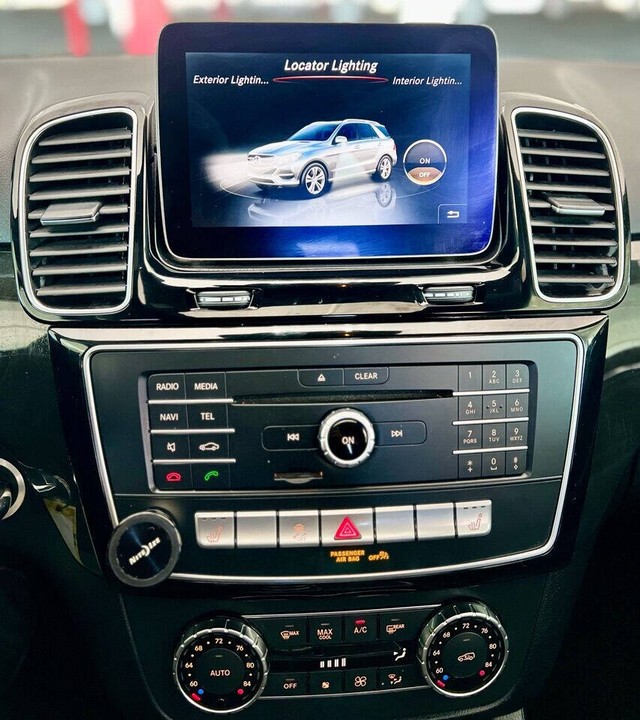 Mercedes-Benz GLE Vehicle Full-screen Gallery Image 24