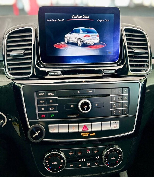 Mercedes-Benz GLE Vehicle Full-screen Gallery Image 25