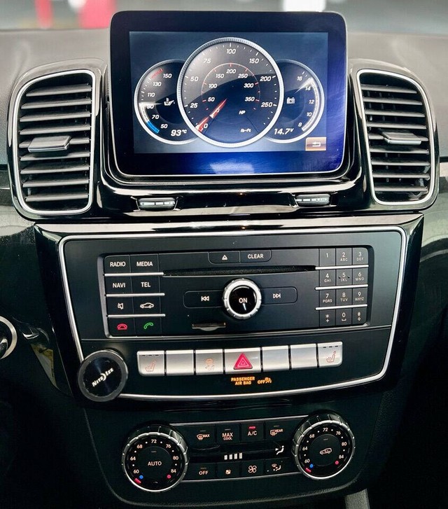 Mercedes-Benz GLE Vehicle Full-screen Gallery Image 26