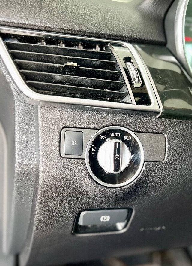 Mercedes-Benz GLE Vehicle Full-screen Gallery Image 27