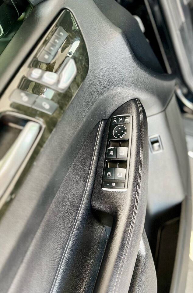 Mercedes-Benz GLE Vehicle Full-screen Gallery Image 28