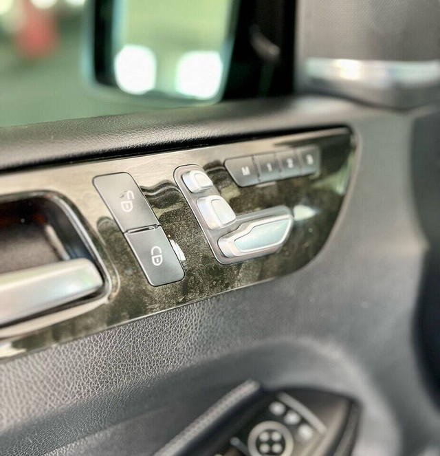 Mercedes-Benz GLE Vehicle Full-screen Gallery Image 29