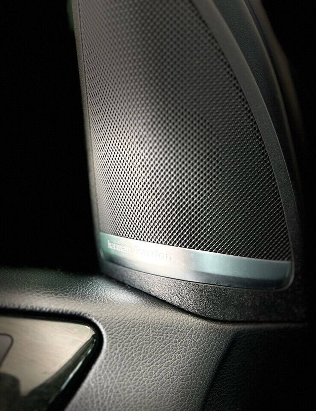 Mercedes-Benz GLE Vehicle Full-screen Gallery Image 30