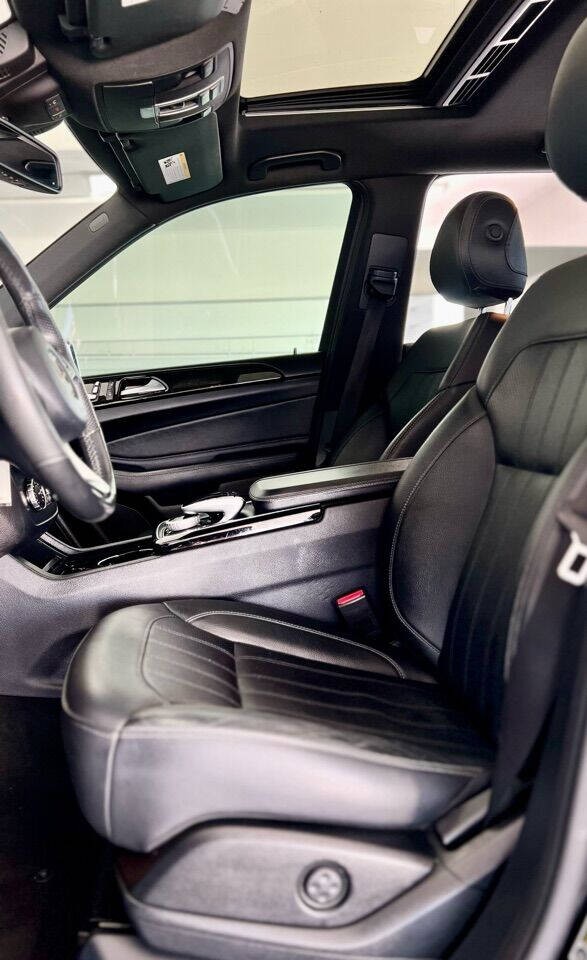 Mercedes-Benz GLE Vehicle Full-screen Gallery Image 31