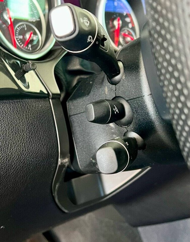 Mercedes-Benz GLE Vehicle Full-screen Gallery Image 32