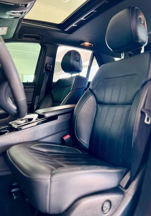 Mercedes-Benz GLE Vehicle Full-screen Gallery Image 34