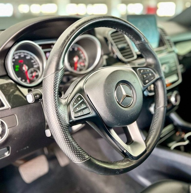 Mercedes-Benz GLE Vehicle Full-screen Gallery Image 35