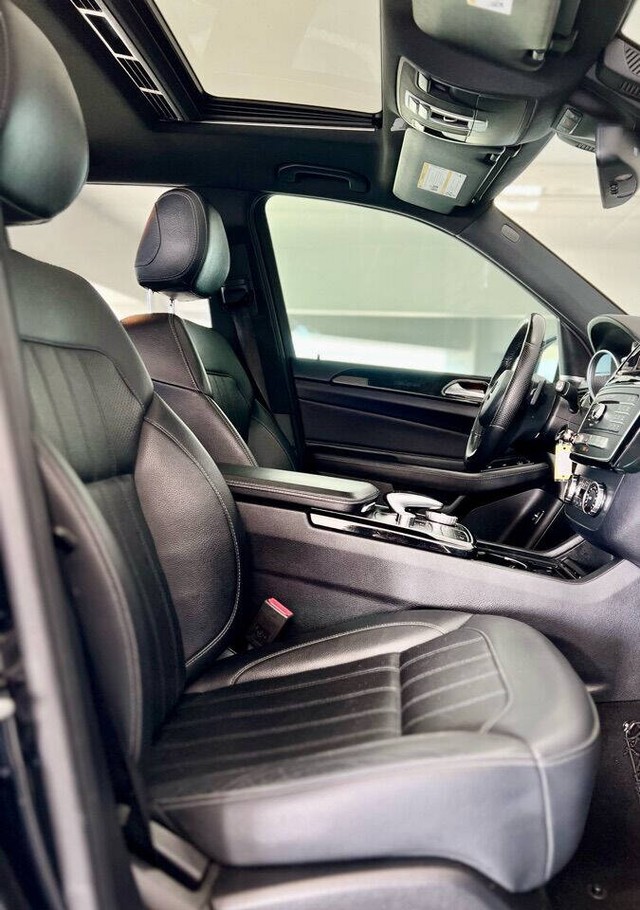 Mercedes-Benz GLE Vehicle Full-screen Gallery Image 36