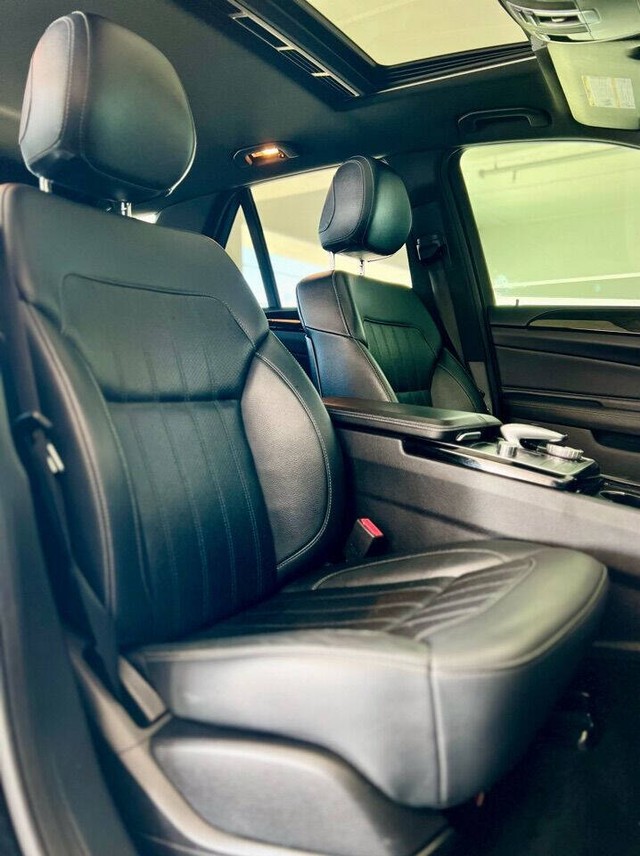 Mercedes-Benz GLE Vehicle Full-screen Gallery Image 37