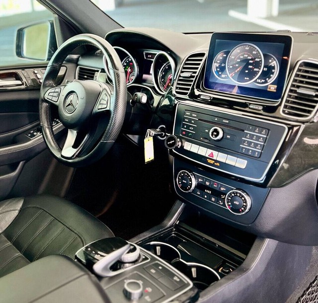 Mercedes-Benz GLE Vehicle Full-screen Gallery Image 38