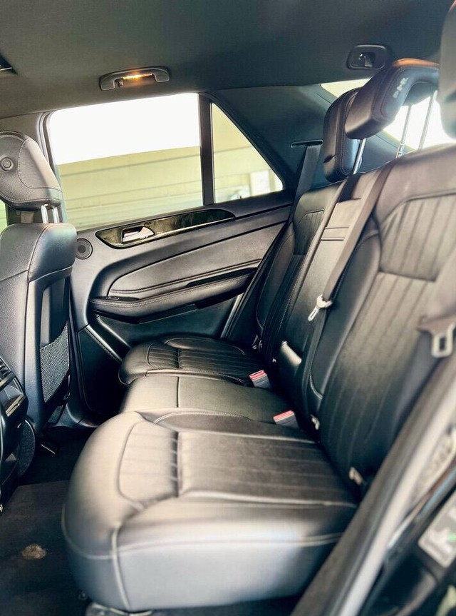 Mercedes-Benz GLE Vehicle Full-screen Gallery Image 40