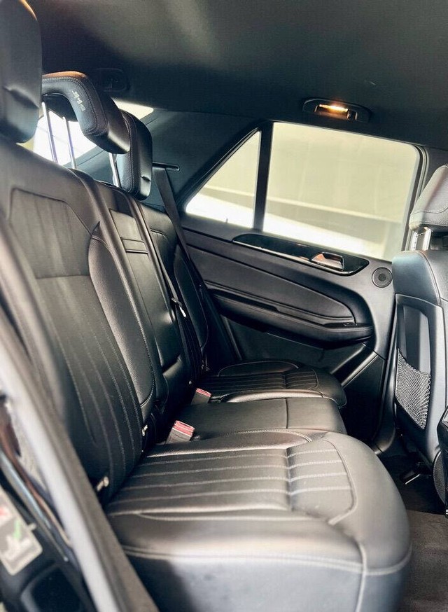 Mercedes-Benz GLE Vehicle Full-screen Gallery Image 42