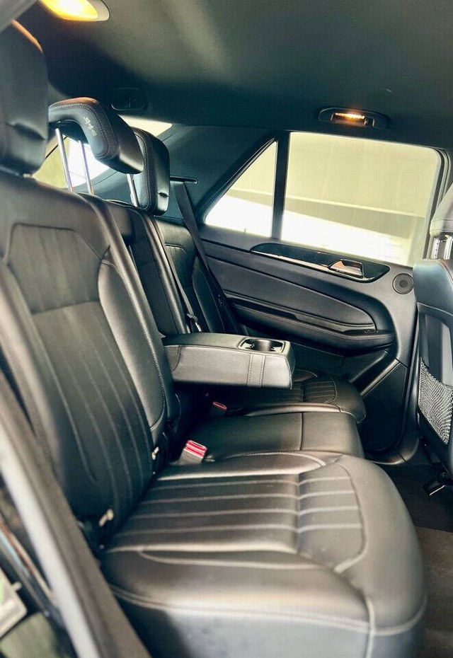 Mercedes-Benz GLE Vehicle Full-screen Gallery Image 43