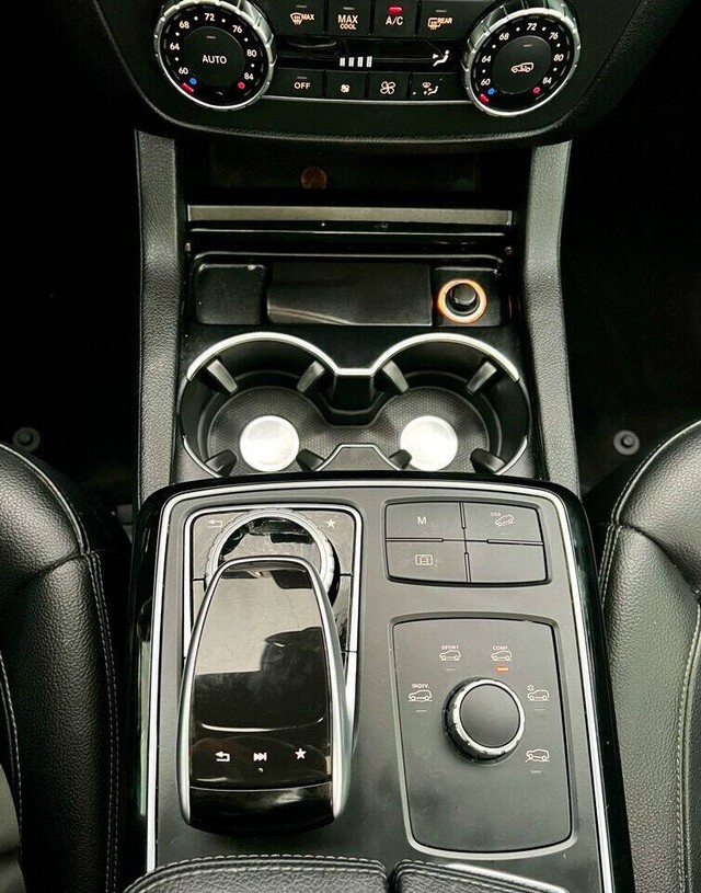 Mercedes-Benz GLE Vehicle Full-screen Gallery Image 44