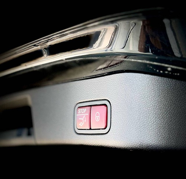 Mercedes-Benz GLE Vehicle Full-screen Gallery Image 45