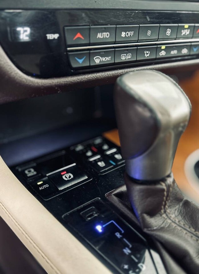 Lexus RX 350 Vehicle Full-screen Gallery Image 19