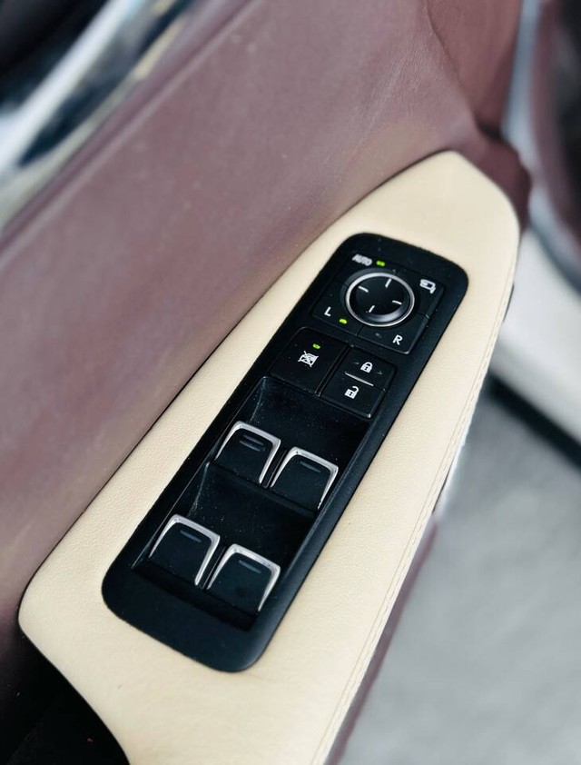 Lexus RX 350 Vehicle Full-screen Gallery Image 20