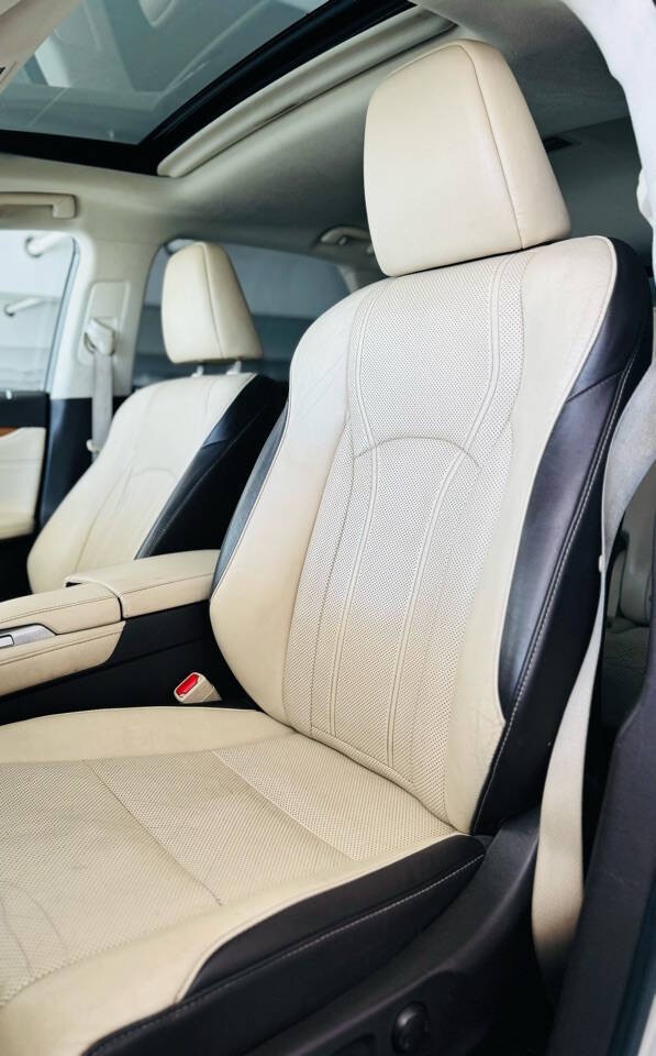 Lexus RX 350 Vehicle Full-screen Gallery Image 24