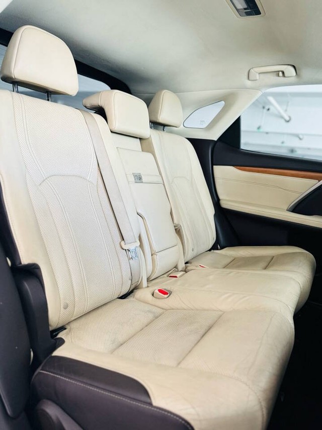 Lexus RX 350 Vehicle Full-screen Gallery Image 26