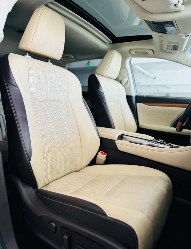 Lexus RX 350 Vehicle Full-screen Gallery Image 27