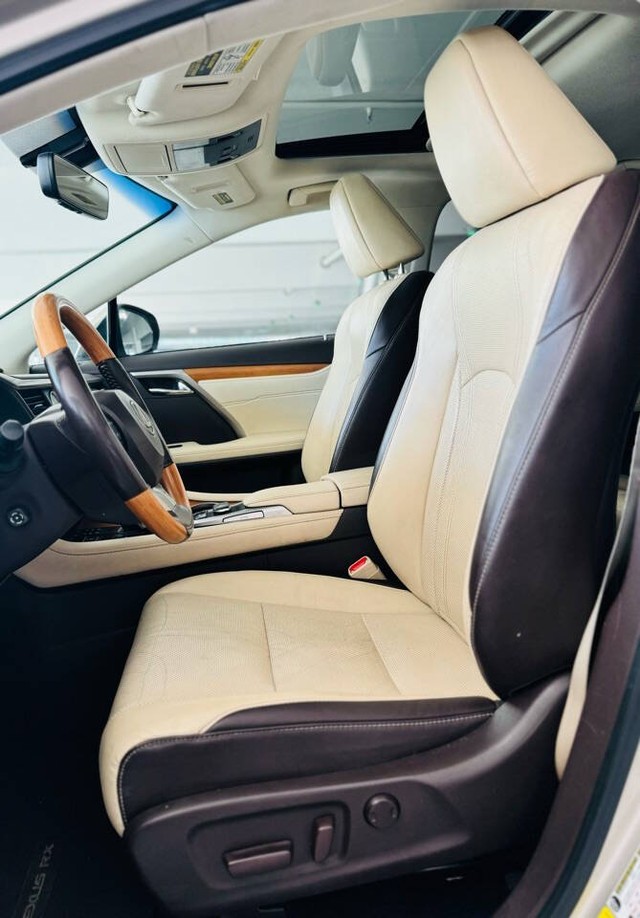 Lexus RX 350 Vehicle Full-screen Gallery Image 28