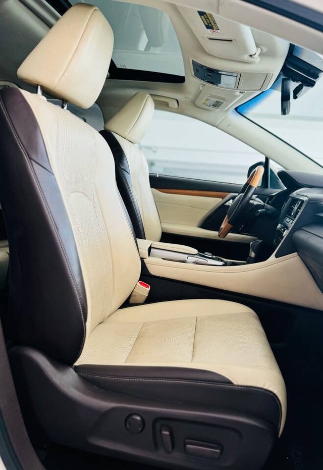 Lexus RX 350 Vehicle Full-screen Gallery Image 30