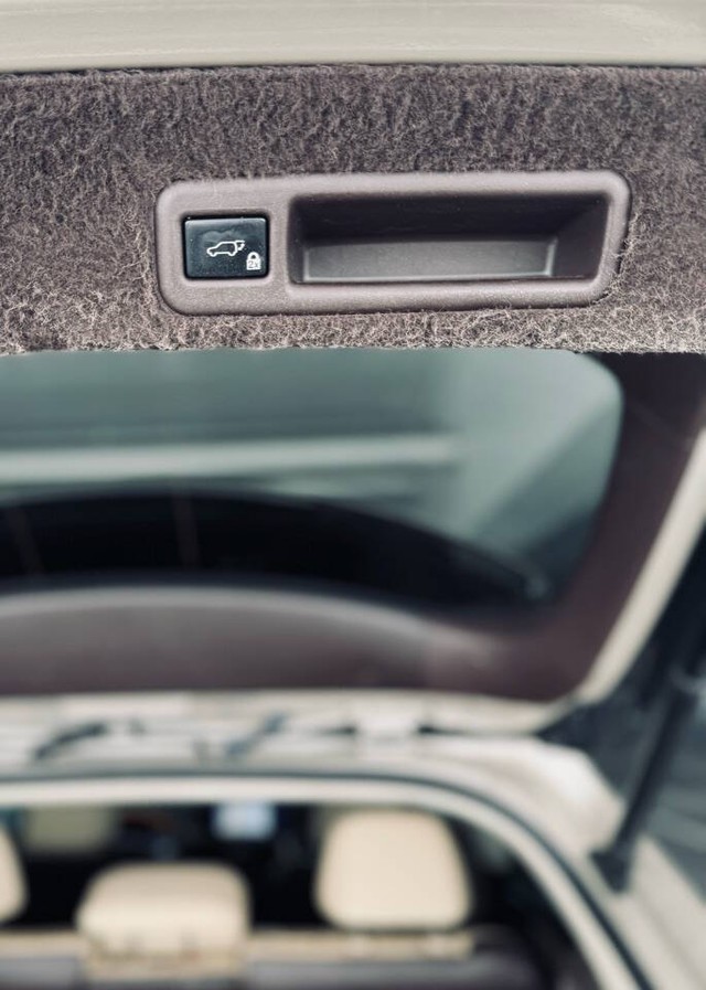 Lexus RX 350 Vehicle Full-screen Gallery Image 33