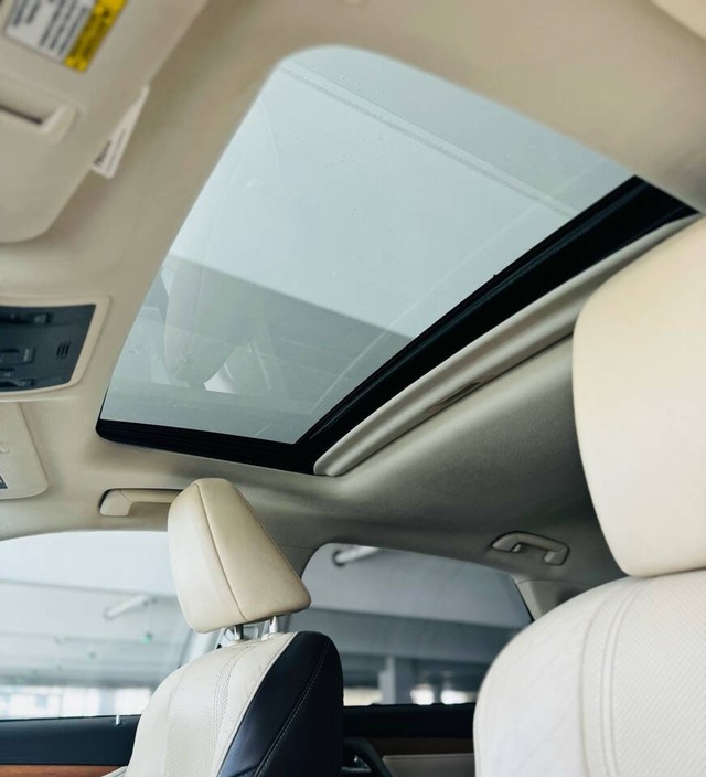 Lexus RX 350 Vehicle Full-screen Gallery Image 35