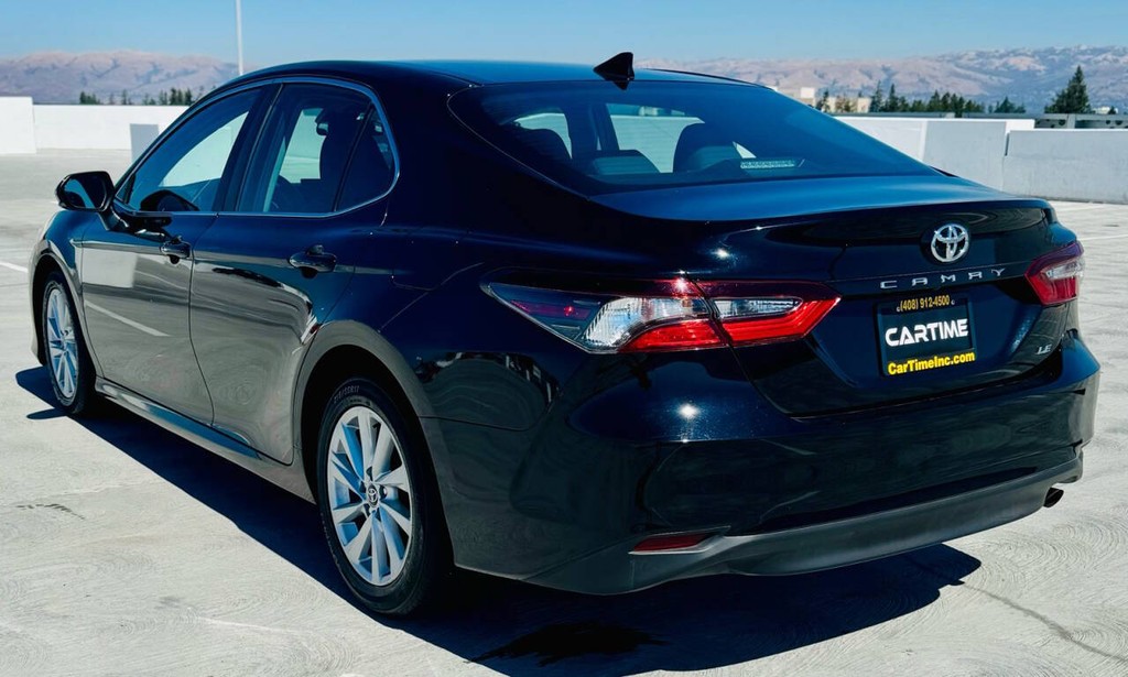 Toyota Camry Vehicle Full-screen Gallery Image 05