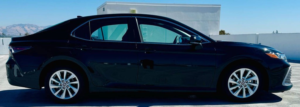 Toyota Camry Vehicle Full-screen Gallery Image 10