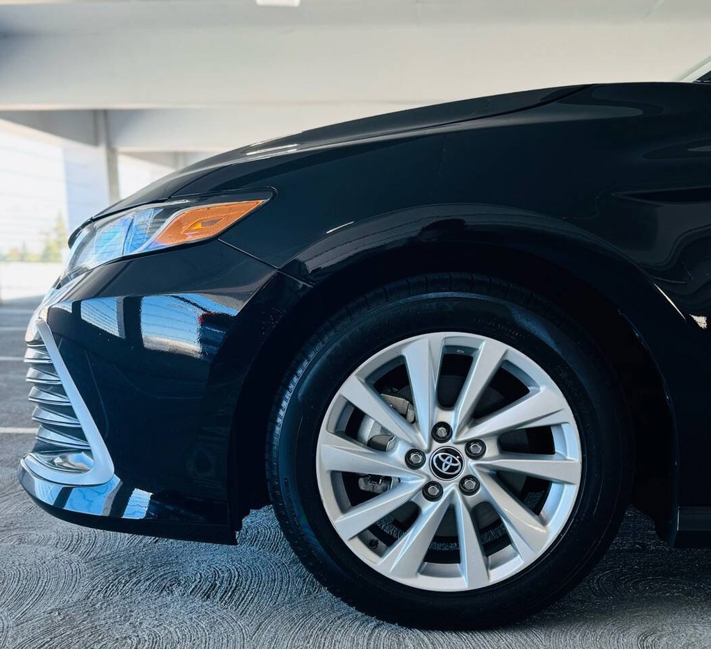 Toyota Camry Vehicle Full-screen Gallery Image 31