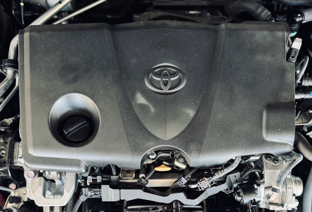 Toyota Camry Vehicle Full-screen Gallery Image 33