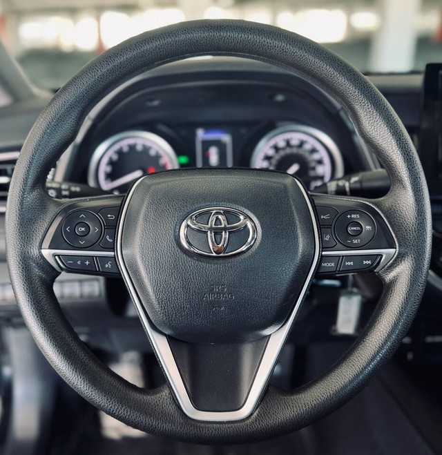 Toyota Camry Vehicle Full-screen Gallery Image 14