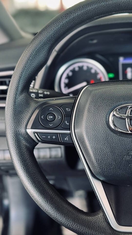 Toyota Camry Vehicle Full-screen Gallery Image 15