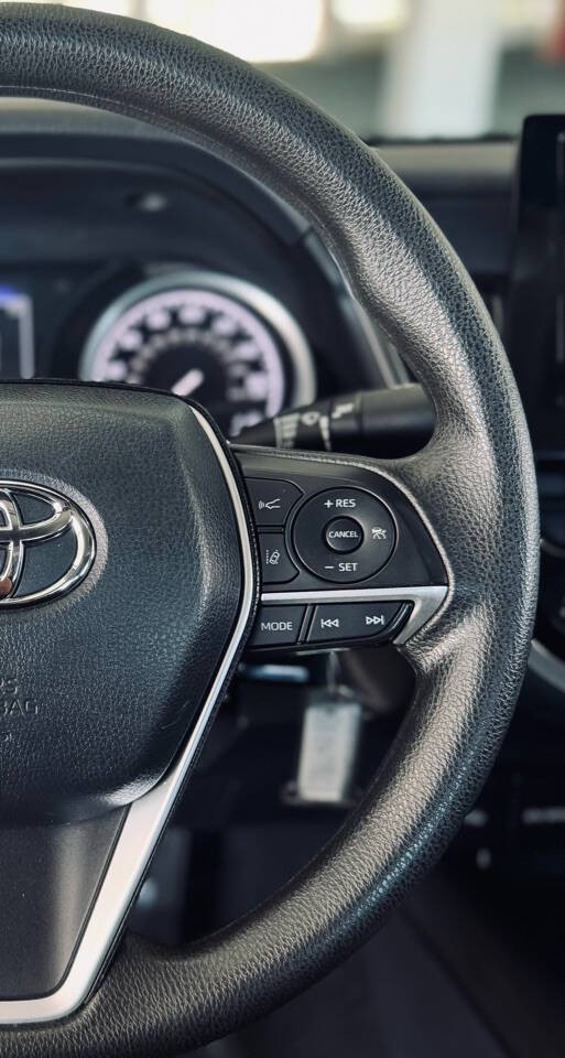 Toyota Camry Vehicle Full-screen Gallery Image 16