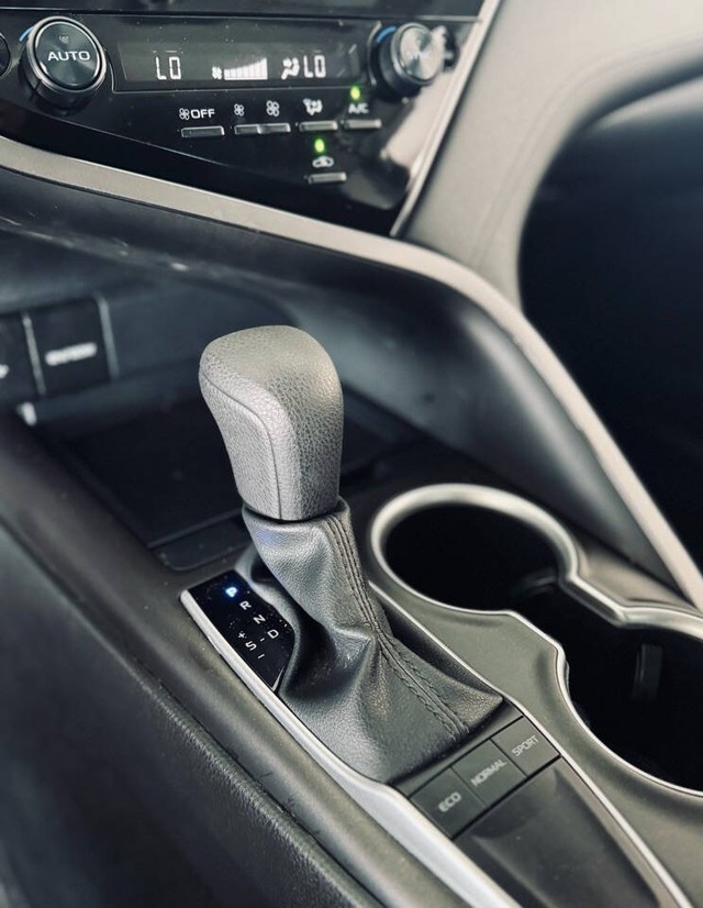 Toyota Camry Vehicle Full-screen Gallery Image 21