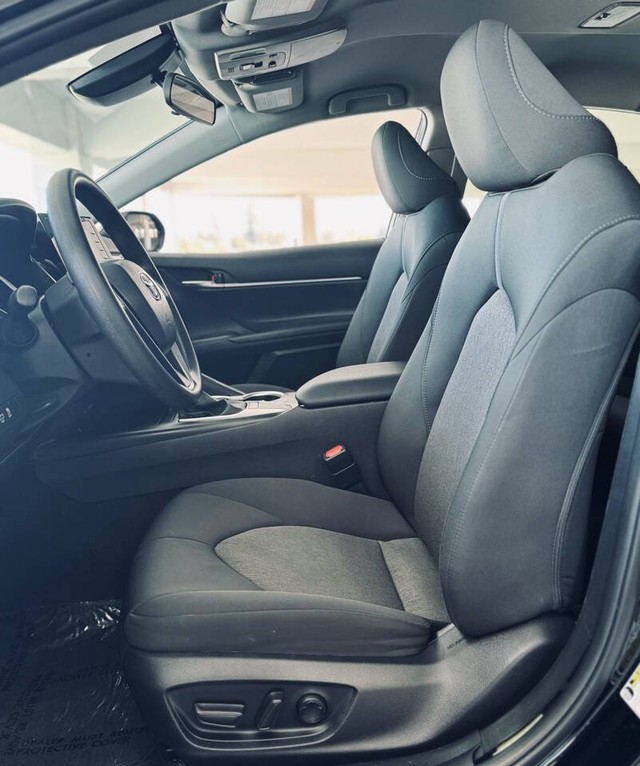 Toyota Camry Vehicle Full-screen Gallery Image 22