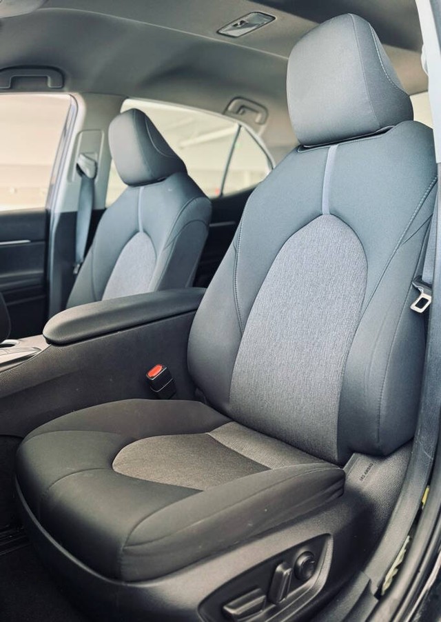 Toyota Camry Vehicle Full-screen Gallery Image 23